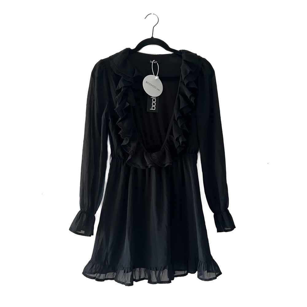 BooHoo - Women’s Ruffle Plunge Long Sleeve Skater Dress (Black, 6)